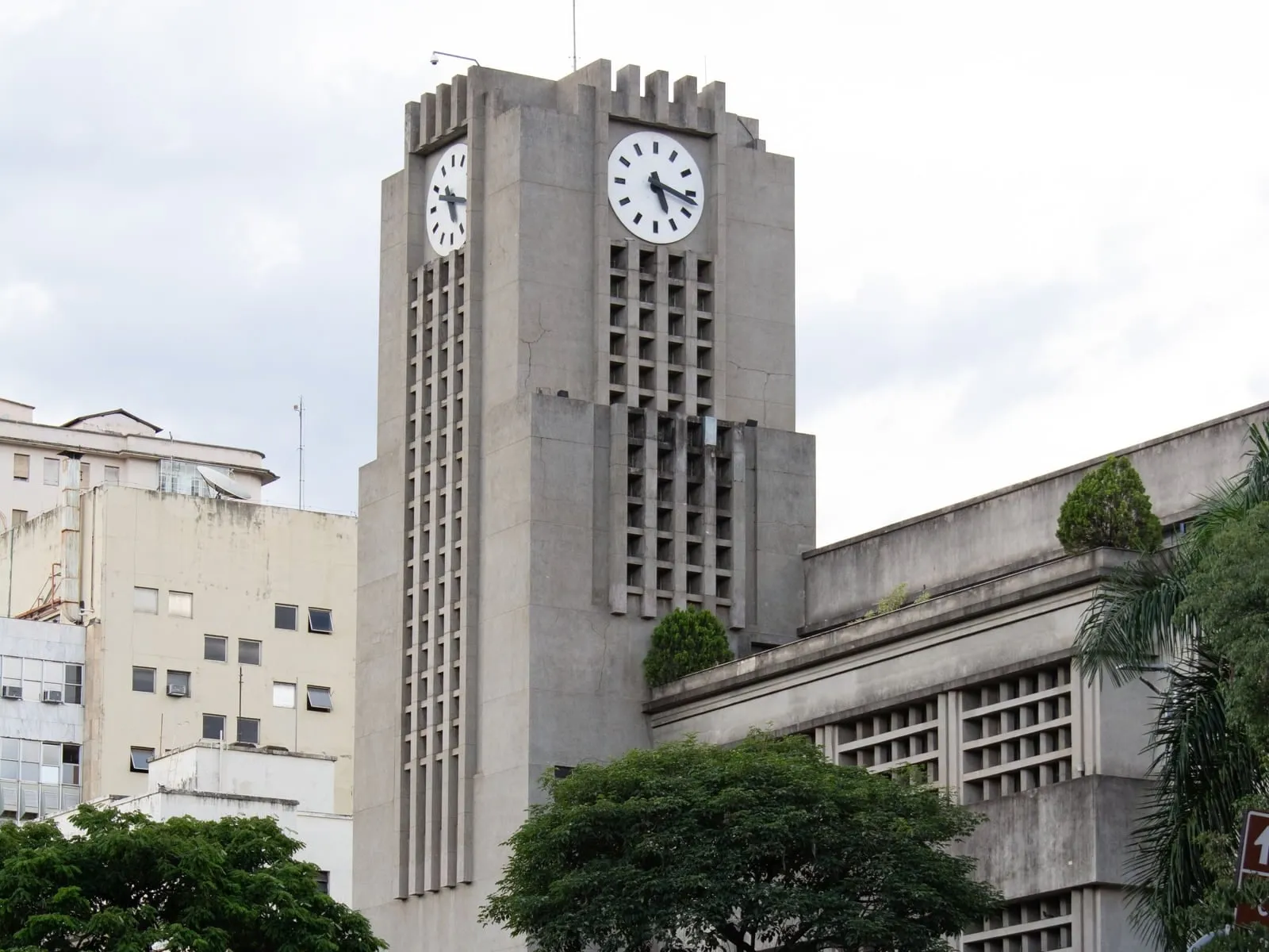 Torre do relógio do prédio da Prefeitura de Belo Horizonte, na Avenida Afonso Pena